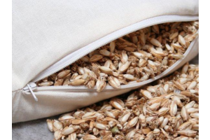 an organic cotton pillow unzipped to show organic spelt husks filling